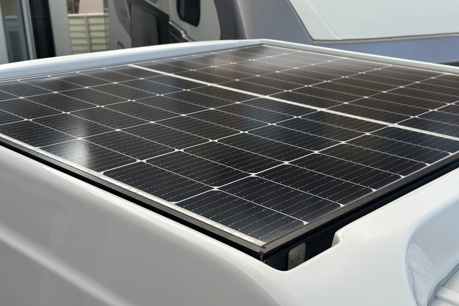 ソーラーパネルとサブバッテリー、外部電源付き！
